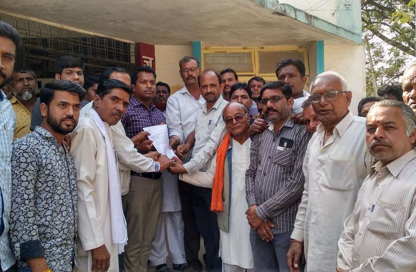 dewas क्षेत्र के आक्रोशित किसानों ने पंजीयन की मांग को लेकर सौंपा आवेदन