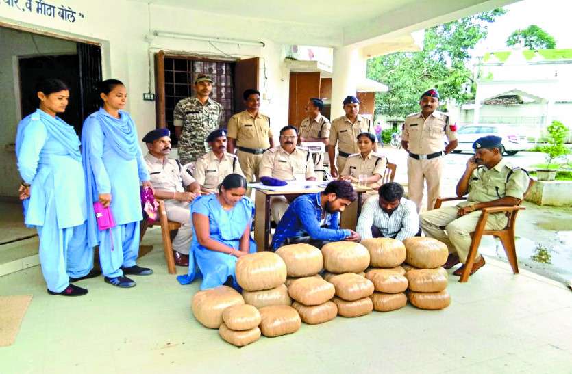 ganja news कार में पुलिस की वर्दी में बैठी थी ये महिला, जब हुई तलाशी तो मिला इतना गांजा, फिर...