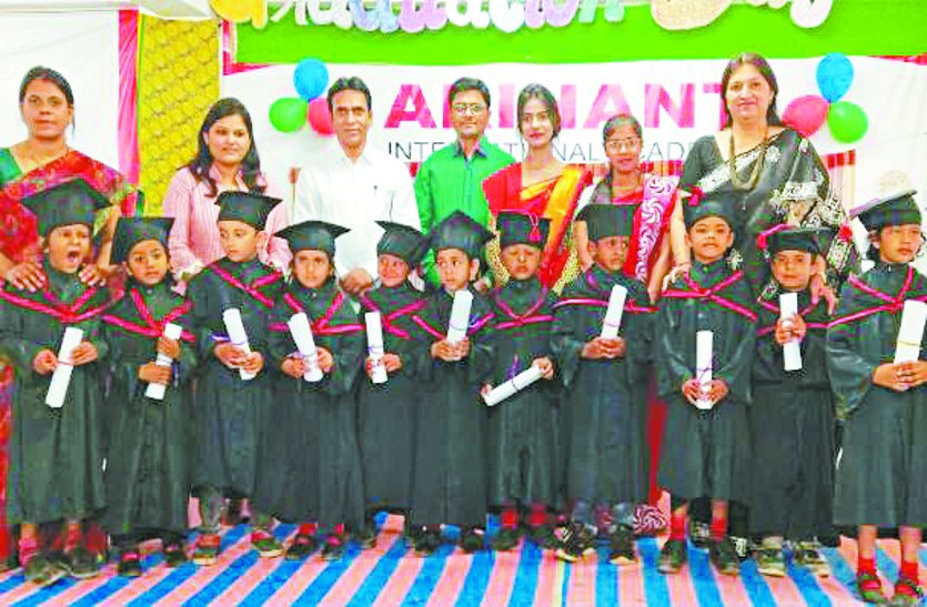 Graduation Ceremonies रंगारंग सांस्कृतिक कार्यक्रमों के साथ ग्रेज्युएशन सेरेमनी