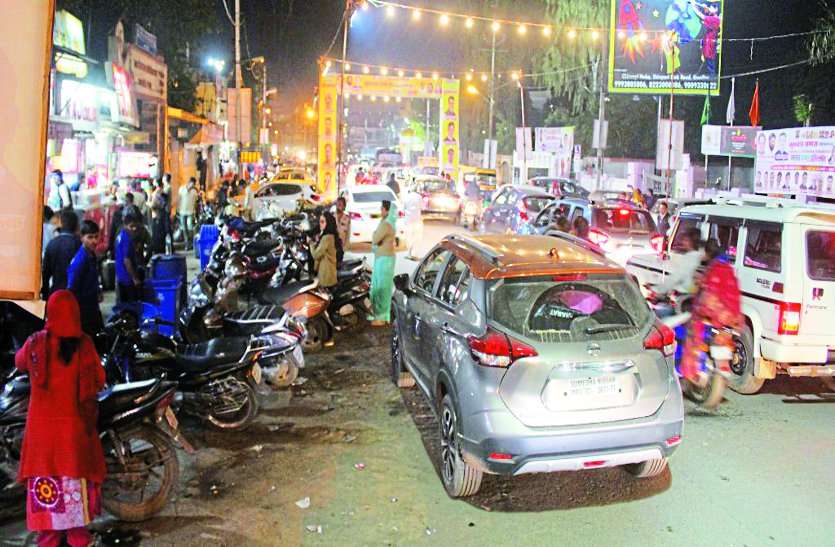 encroachment on gwalior roads traffic increases ये है ग्वालियर दुर्दशा: 60 फीट की सडक़ में 40 पर कब्जा, 100 मीटर दूर इंदरगंज थाना