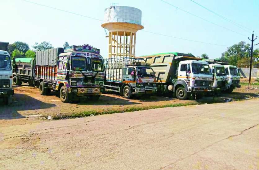 Illegal sand mining 25 dumper seezed in hoshangabad यहां रेत से भरे 25 ओवरलोड डंपर पकड़े, ये है कारण