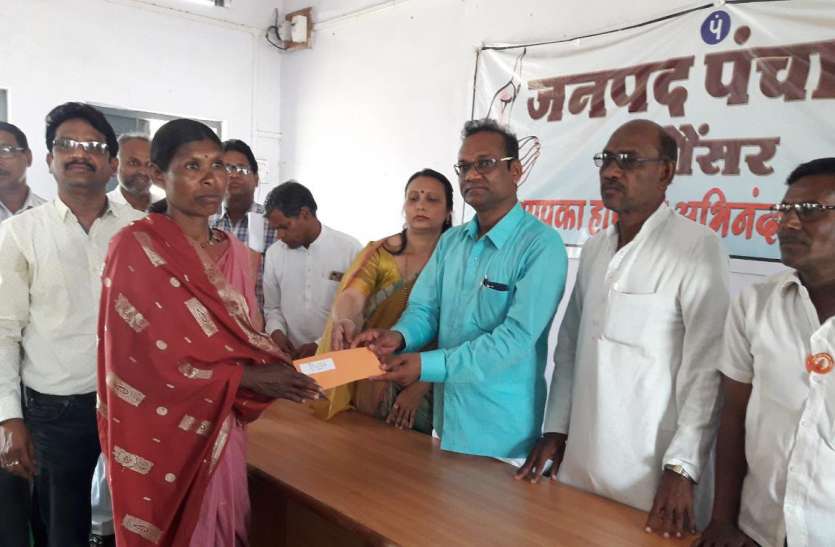 1 34 परिवारों को दी 70 लाख की मदद