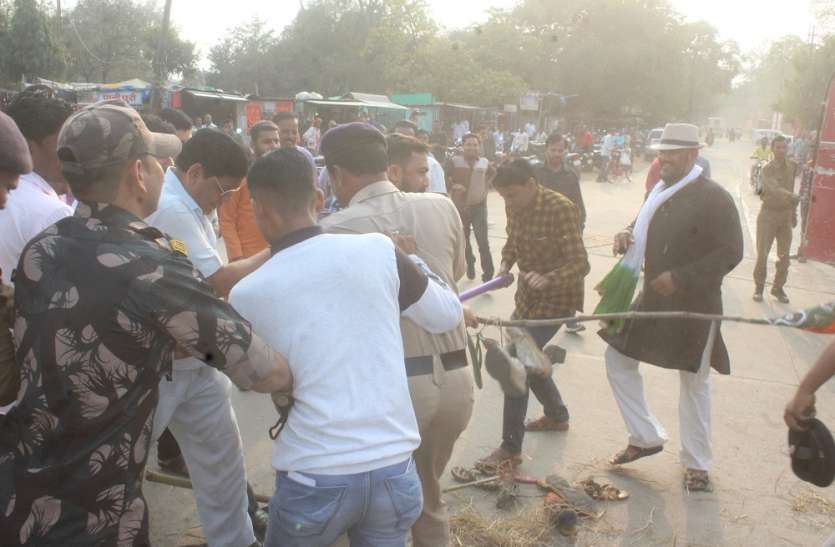 balaghat भाजपाईयों से पूर्व मुख्यमंत्री दिग्विजयसिंह का पुतला जलाने से पूर्व पुलिस ने छीना