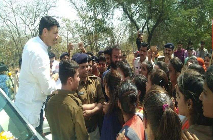 kamalnath govt breaking hindi latest news कमलनाथ सरकार के मंत्री को जब सड़क पर रोका, तो बोले छात्राओं से ये बड़ी बात