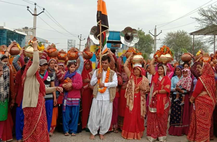 kalash yatra रायपुर मोड़ा बालाजी मंदिर में पाटोत्सव, गाजे-बाजे के साथ निकाली कलशयात्रा
