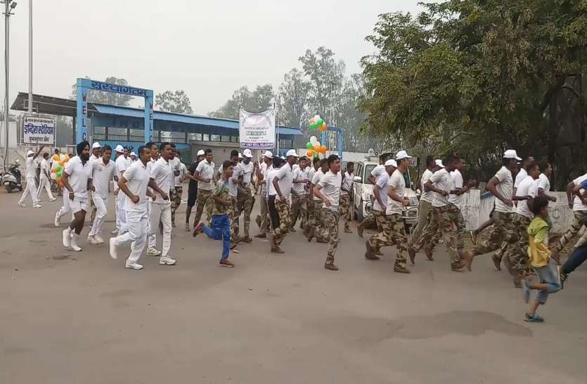 मैराथन दौड़ : सीआईएसएफ जवानों के साथ क्षेत्र के स्कूली बच्चों ने भी लगाई दौड़, विशाल मल प्रथम तो दूसरे व तीसरे स्थान पर इनका नाम...