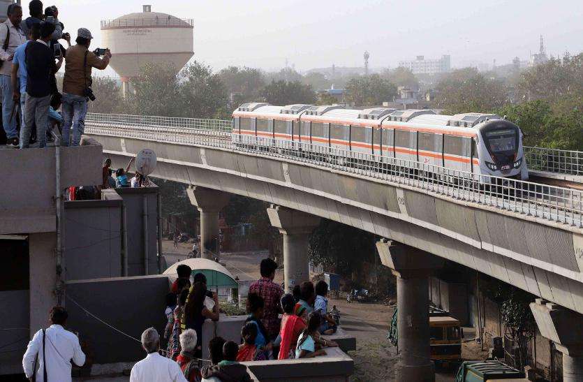 metro train प्रधानमंत्री मोदी मेट्रो ट्रेन को आज दिखाएंगे हरी झंडी