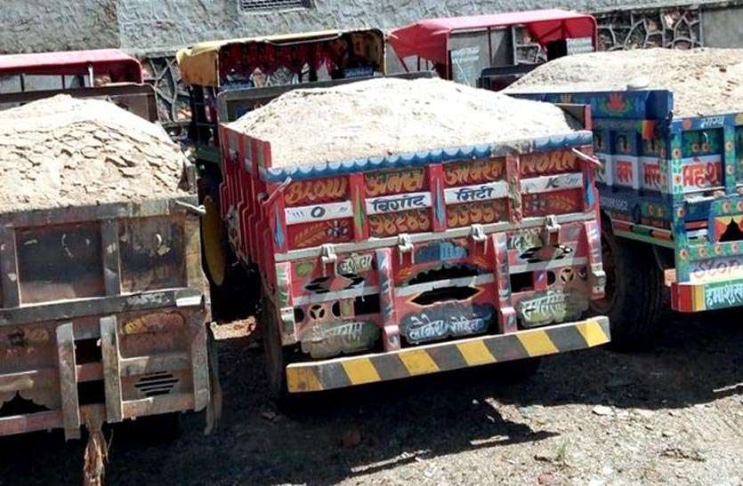 Seized tractor trolley पुलिस ने बजरी से भरे 4 ट्रैक्टर-ट्रॉली जब्त की