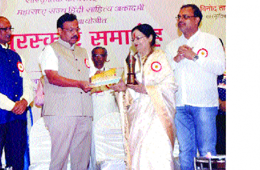 साहित्य सेवा के लिए कई गणमान्य हुए पुरस्कृत हुए साहित्य सेवा के लिए कई गणमान्य हुए पुरस्कृत हुए