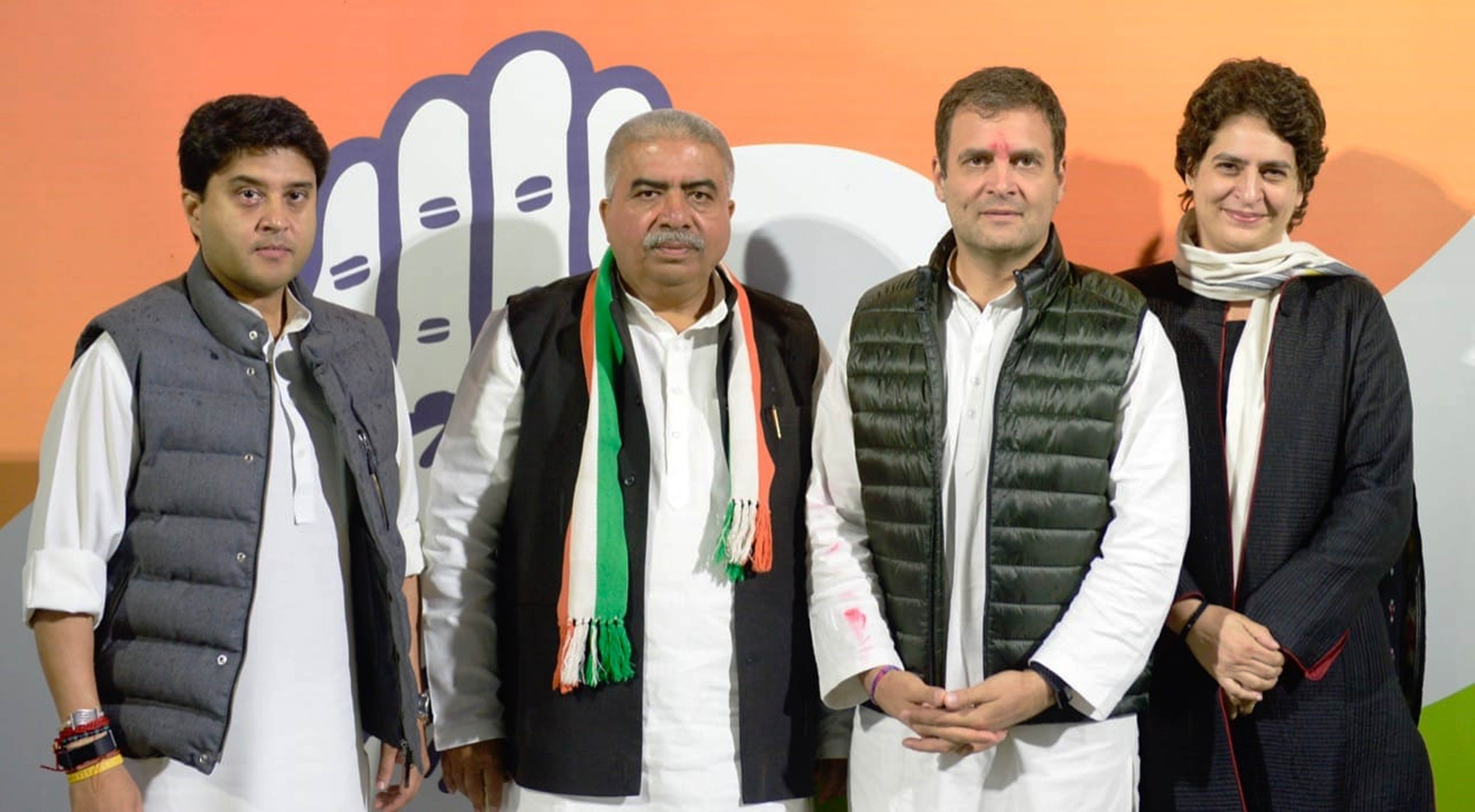 former mp rakesh sachan join congress in lok sabha elections मुलायम के करीबी ने सपा का साथ छोड़ पंजे से मिलाया हाथ