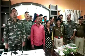 two hardcore naxalite surrender in chaibasa दो इनामी नक्सलियों ने पुलिस के समक्ष सरेंडर किया