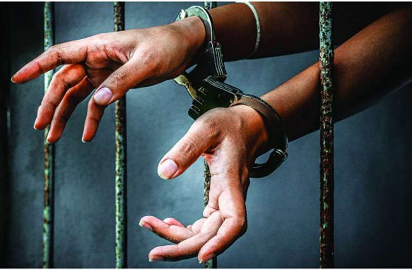 demo pic दो पुलिसकर्मियों को कर दिया गया सस्पेंड, खेल-खेल में कर लिया था महिला को गिरफ्तार