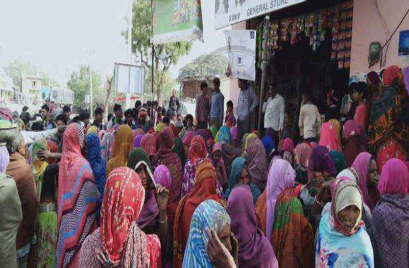 NREGA workers boycott work performed in bhilwara झूठी शिकायत से खफा नरेगा श्रमिकों ने कार्य का बहिष्कार कर किया प्रदर्शन