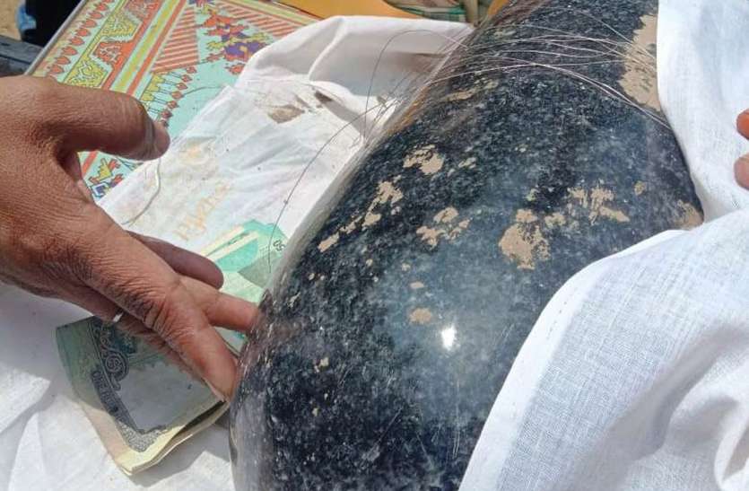 shivaling-found-out-during-foundation-digging महाशिवरात्रि से पहले नींव खुदाई के दौरान निकला शिवलिंग