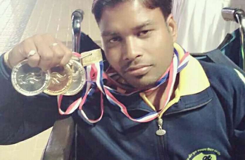 handicapped become swimmer, wins medal शारीरिक अक्षमता से नहीं मानी हार