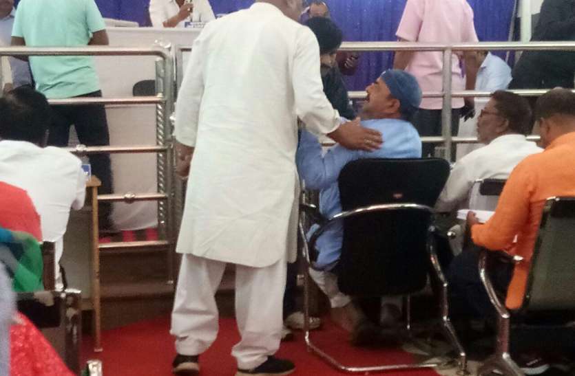 Congress leaders made a furore during the municipal budget in bilaspur बजट भाषण में मेयर ने पूर्व सरकार का किया आभार तो उबल उठा सदन, विपक्ष ने घेरा तो मेयर चले गए बाहर, बमुश्किल बजट पास