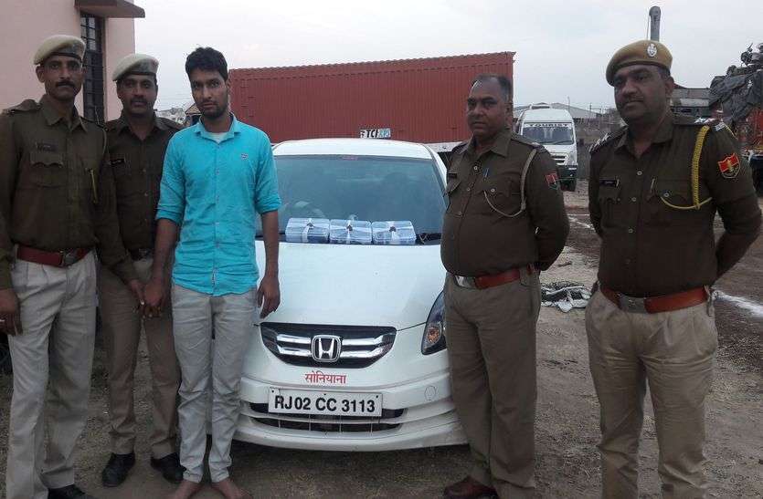 pistols कार में दो पिस्टल व एक रिवॉल्वर बरामद, एक गिरफ्तार