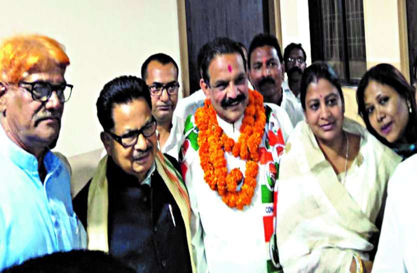 patrika तीन साल भाजपा में रहने के बाद पूर्व महापौर डाकलिया ने थामा कांग्रेस का दामन, अटकलों पर लगा विराम