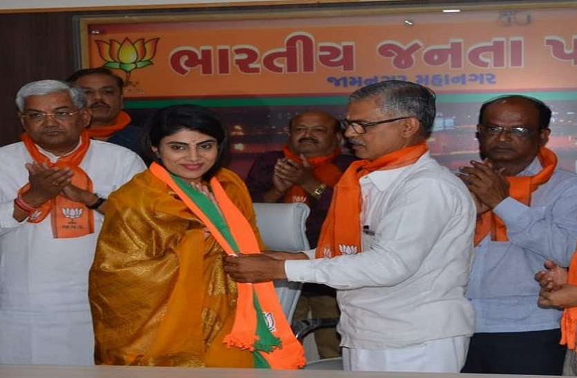 rivaba jadeja BJP में शामिल हुईं क्रिकेटर रवींद्र जडेजा की पत्नी रीवाबा, गुजरात से लड़ सकती हैं लोकसभा चुनाव