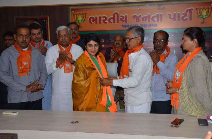 Rivaba joined BJP क्रिकेटर रविन्द्र जाडेजा की पत्नी रीवाबा जाडेजा भाजपा में शामिल