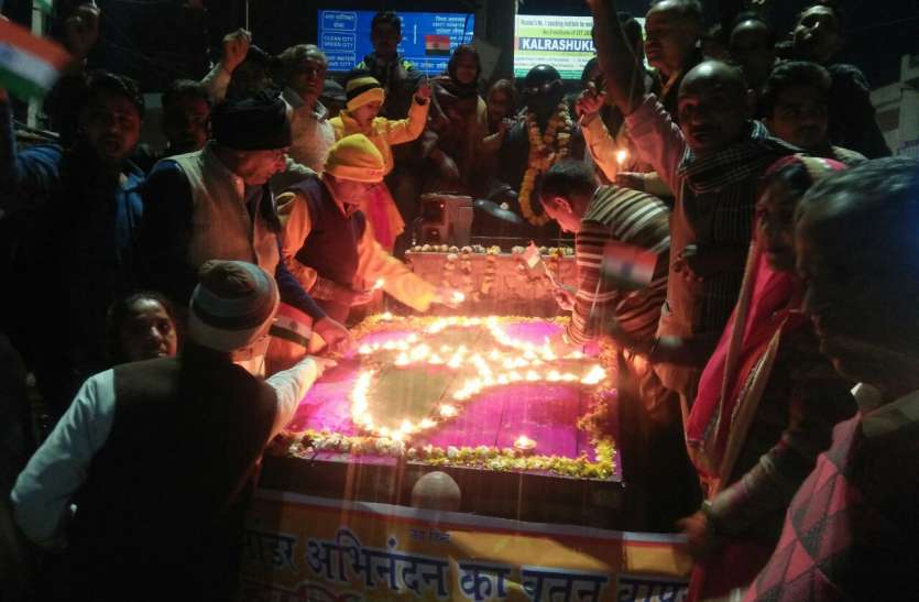 gandhi circle अभिनंदन के शौर्य पर निकाली रैली, जलाए दीपक
