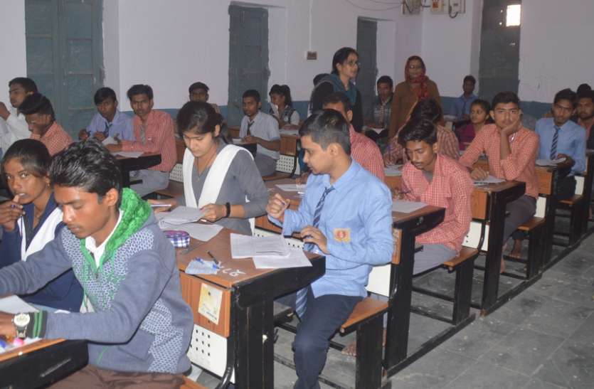 on the first day of 12th board exam 21603 छात्र - छात्राओं ने दी परीक्षा, 461 रहे अनुपस्थित
