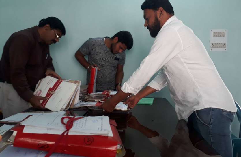 Maintenance of documents in the mineral office random खनिज कार्यालय में अफसरों की अनुपस्थिति में टेबल पर रखीं फाइलें खंगाल रहे खनिज कारोबारी