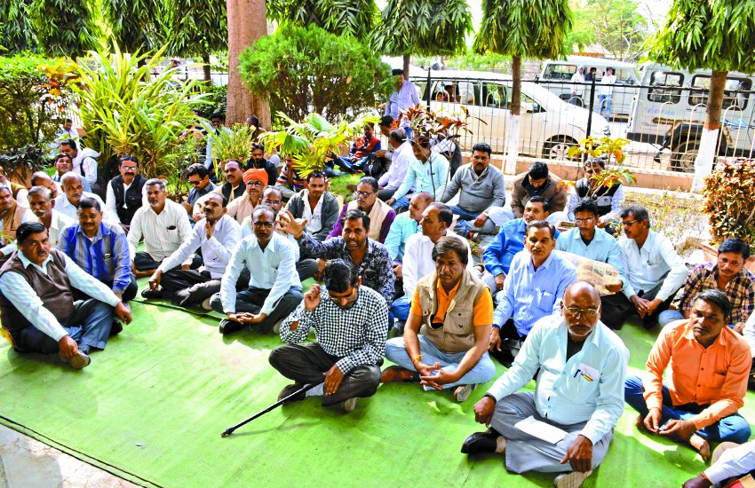 damoh Local, damoh Latest, damoh Current, damoh Daily News, damoh District News, damoh aaspas news, सहकारी बैंक समितियों के कर्मचारियों ने की हड़ताल, कहा- नहीं करेंगे खरीद पंजीयन