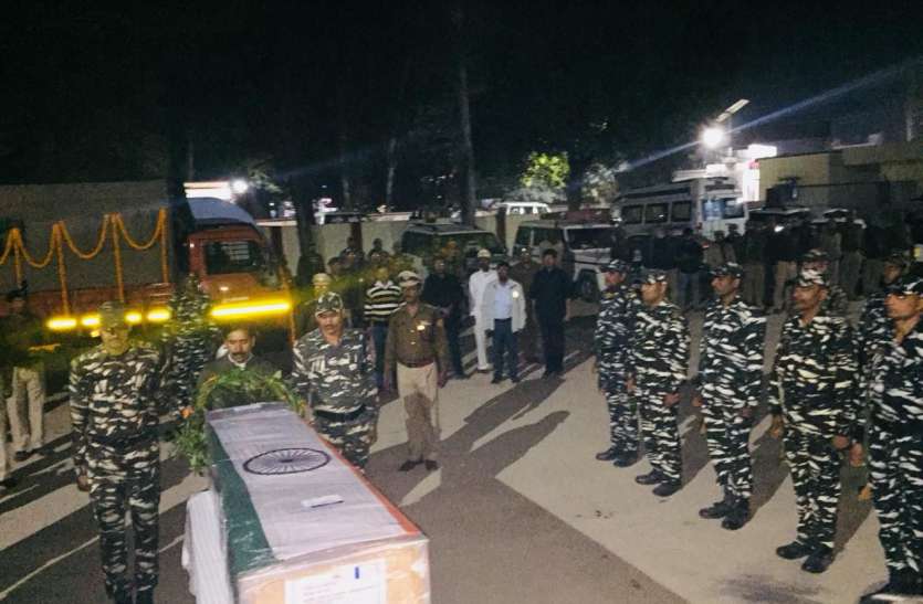 up news जम्मू कश्मीर में शहीद श्यामनारायण यादव का पार्थिव शरीर बाबतपुर एअरपोर्ट लाया गया, गांव में जुटे हजारों लोग