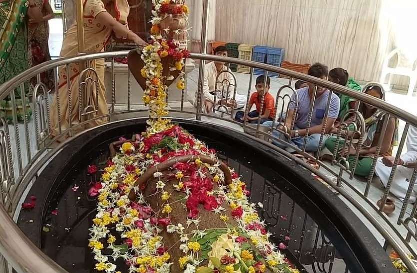 p तडकेश्वर महादेव में सोए हैं स्वयंभू शिवलिंग