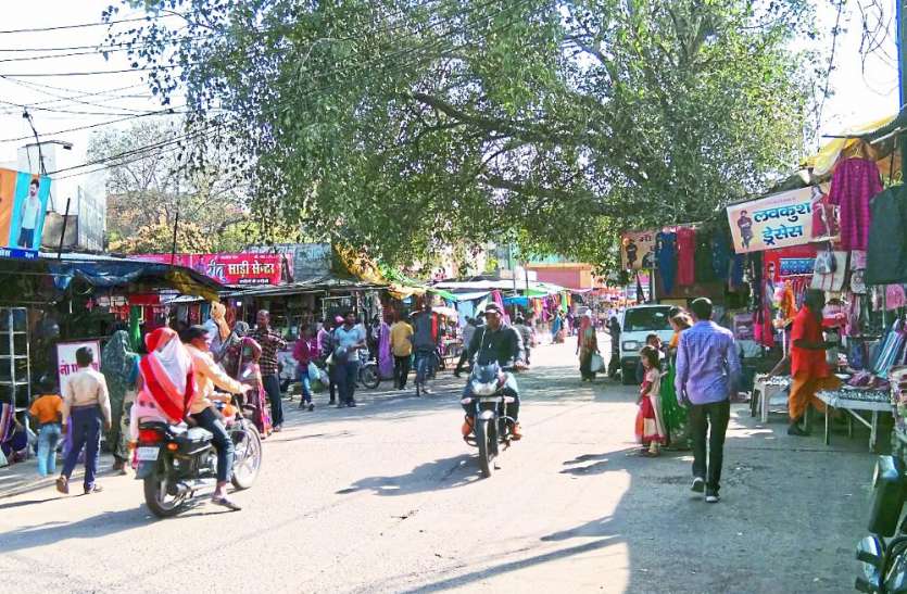 The hotels and restaurants are open in the narrow streets of the city अगर कहीं लगी आग तो सब कुछ स्वाहा होने में नहीं लगेगी देर