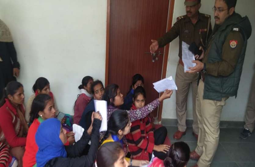 girls नही थम रहा छात्राओं का गुस्सा, पहुंच गई जिले के आला अफसरों के कार्यालय, इस मांग को लेकर अड़ी रहीं छात्राएं