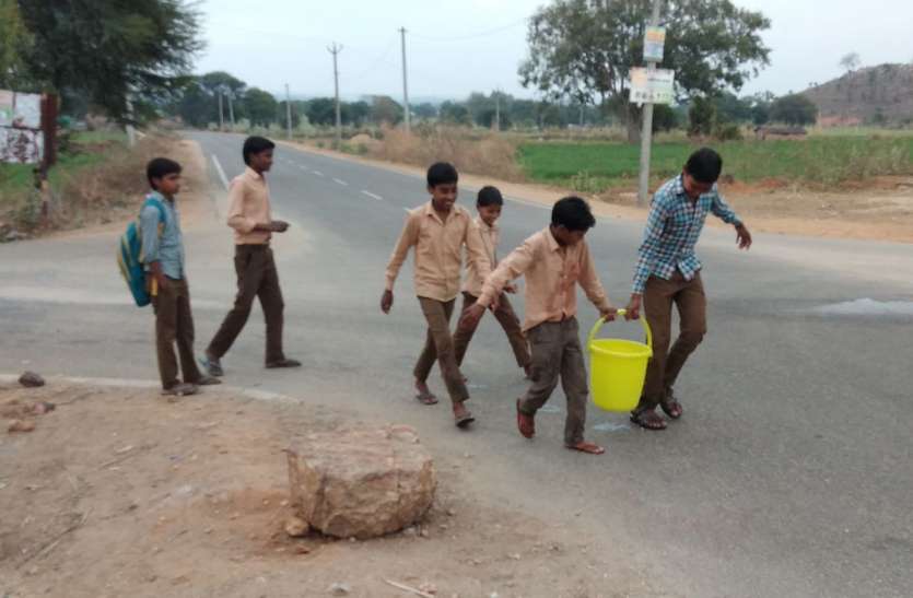 karauli पानी के लिए लगाते घर की दौड़