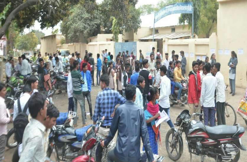 news 12वीं हिन्दी विषय के पहले पेपर में पकड़ा गया एक नकलची