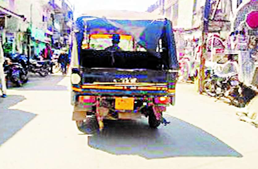 Sir ! Checking of vehicles running throughout the city साहब ! पूरे शहर में चल रही वाहनों की चेकिंग, फिर भी पुलिस के नाक के नीचे बिना नंबर के ऑटो भर रहे फर्राटा