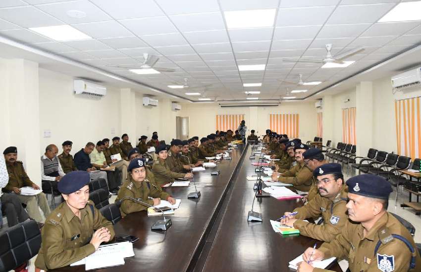 आइजी विवेक शर्मा ने पुलिस कंट्रोल रूम में समीक्षा बैठक की
