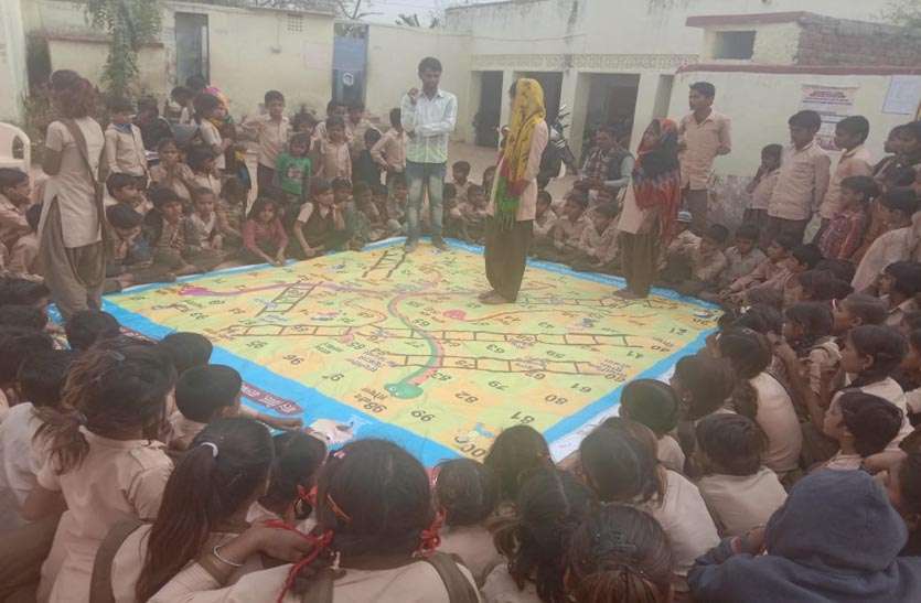 to-educate-and-to-the-ill-effects-of-child-marriage-through-innovation सांप-सीढ़ी , लूडो खेल एवं कई नवाचारों के माध्यम से बालिकाओं को बाल विवाह के दुष्परिणामों के प्रति किया जागरुक