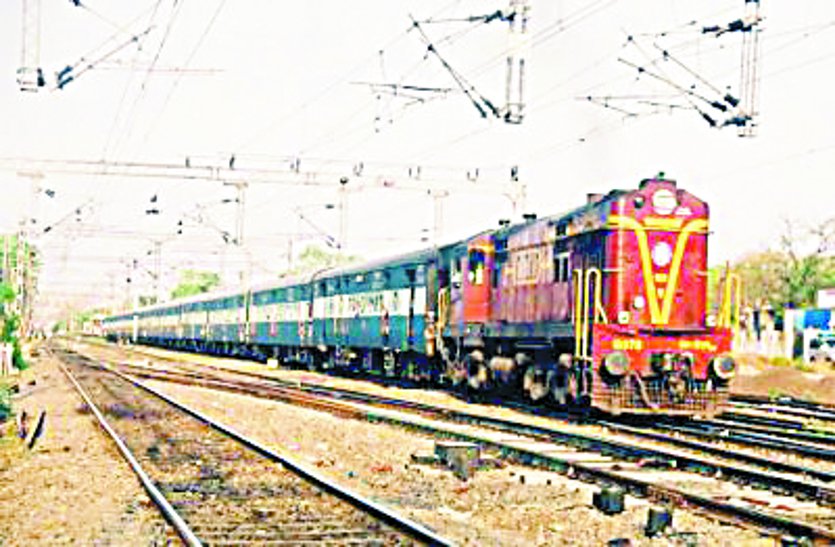 11 trains littered, 10 thousand passengers upset 11 ट्रेनें डेढ़ घंटे तक लेट, 10 हजार यात्री हुए परेशान