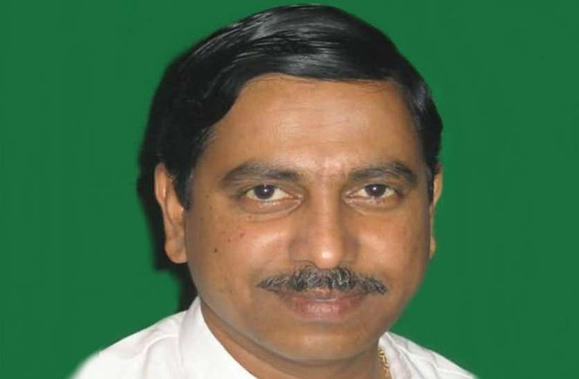 येड्डियूरप्पा के बचाव में आए सांसद जोशी येड्डियूरप्पा के बचाव में आए सांसद जोशी