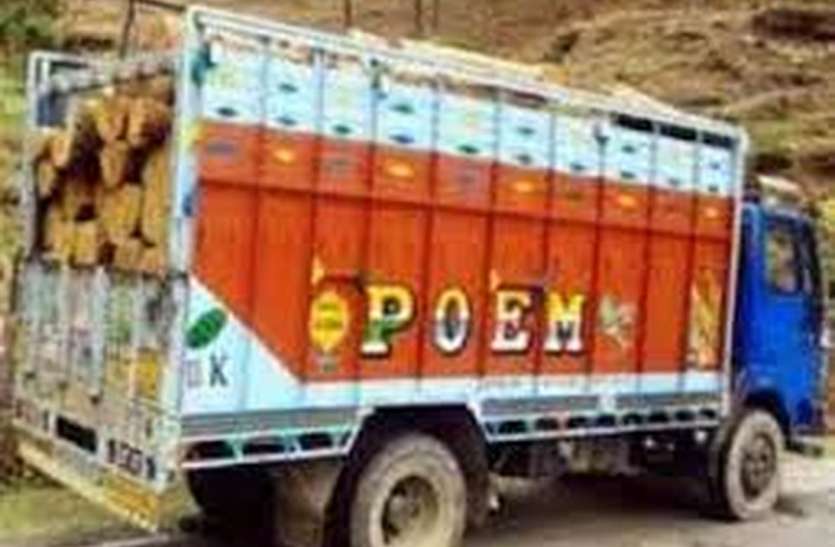 illegaly अवैध रूप से लकडिय़ा ले जाते ट्रक पकड़ा
