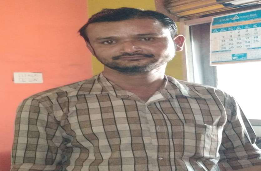 crime news मजदूर पर गर्म सब्जी उड़ेल दी, हाथ भी तोड़ दिया, चार महीने से इंसाफ मांगने भटक रहा युवक