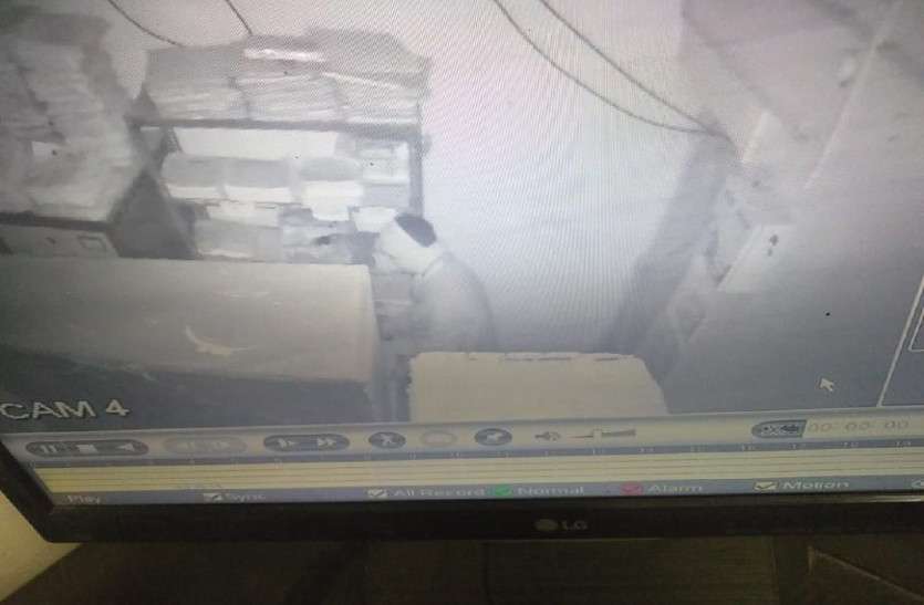 Live theft of the bank caught in CCTV camera एक झटके में करोड़पति बनने खोद डाली बैंक की दीवार, सोचा नोटों की गड्डियां लाएंगे लेकिन कैमरे में कैद हो गई बेबकूफी