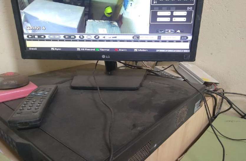 Live theft of the bank caught in CCTV camera