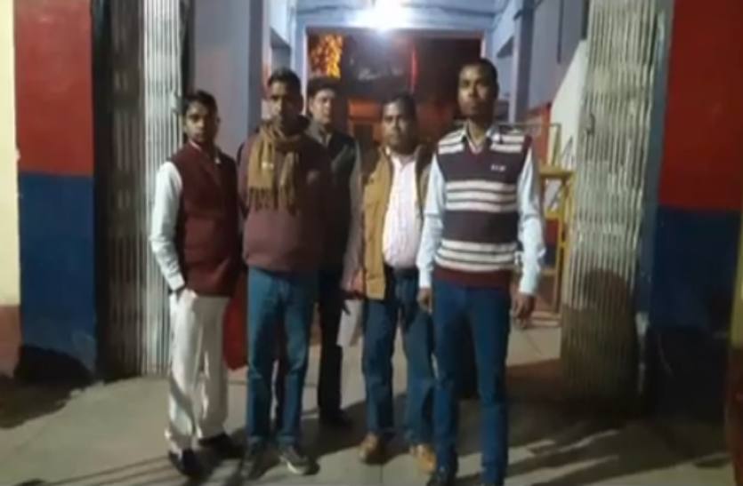 Students beat Teacher on stop copying in UP board exam 2019 UP Board Exam 2019 : शिक्षक ने यूपी बोर्ड परीक्षा में नहीं करने दी नकल, तो छात्रों ने जमकर की पिटाई