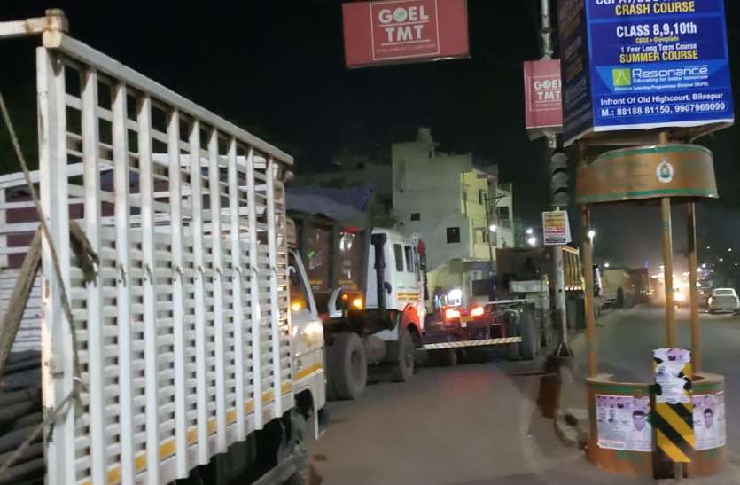 बाइक में चुनरी फंस गई, गिरकर युवती की मौत चलती बाईक में फंस गई युवति की चुनरी... फिर जो हुआ सुनकर कांप उठेंगे आप