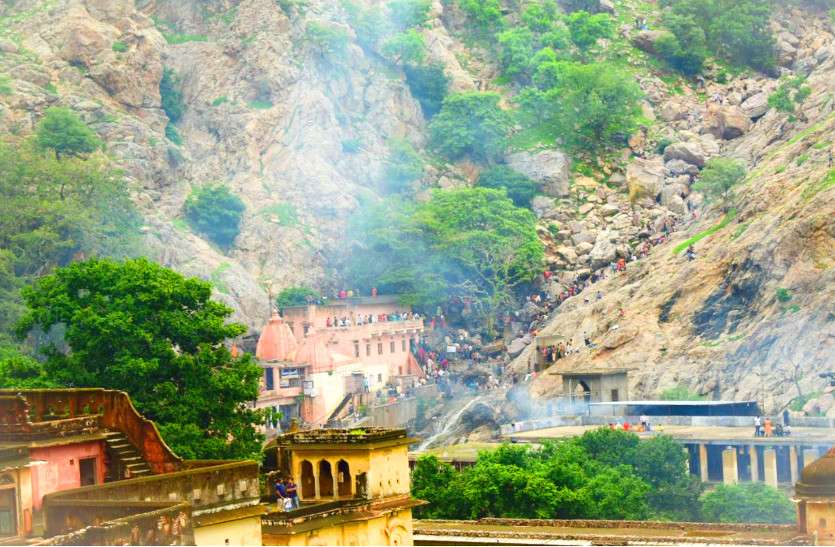 maleshwar mahadev temple प्रकृति की गोद में बसा अनोखा शिवलिंग, हर 6 महीने में सूर्य के हिसाब से बदलता है दिशा