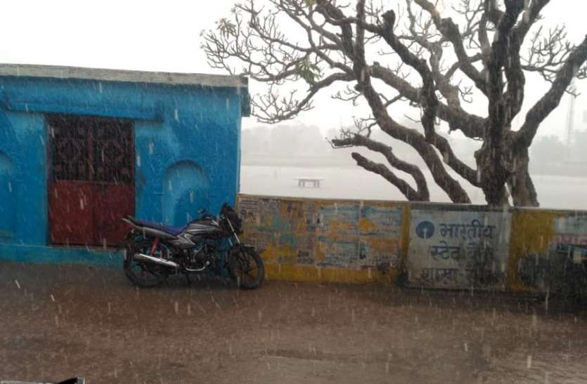 Rain and Lightning in panna district रैपुरा में पड़े ओले, अमानगंज में गिरी आकाशीय बिजली, दो लोग झुलसे, जानिए कैसे कहर ढा रही बारिश