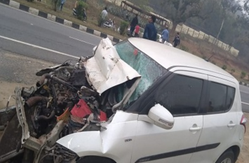 2 people died in accident in ramgarh ट्रक-कार के बीच टक्कर में दो की मौत, एक की हालत गंभीर