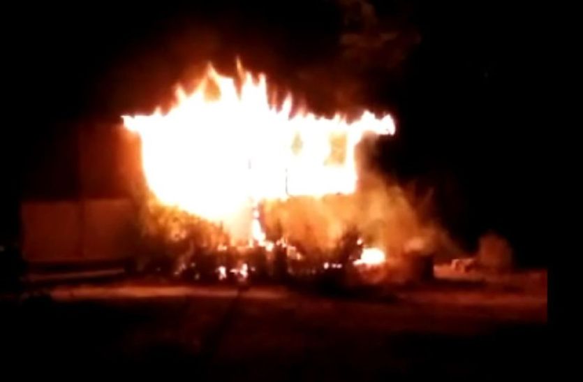 fire वाहन की बेट्री में ब्लास्ट से निकली चिंगारी, पलभर में जल गया निगम क्वार्टर
