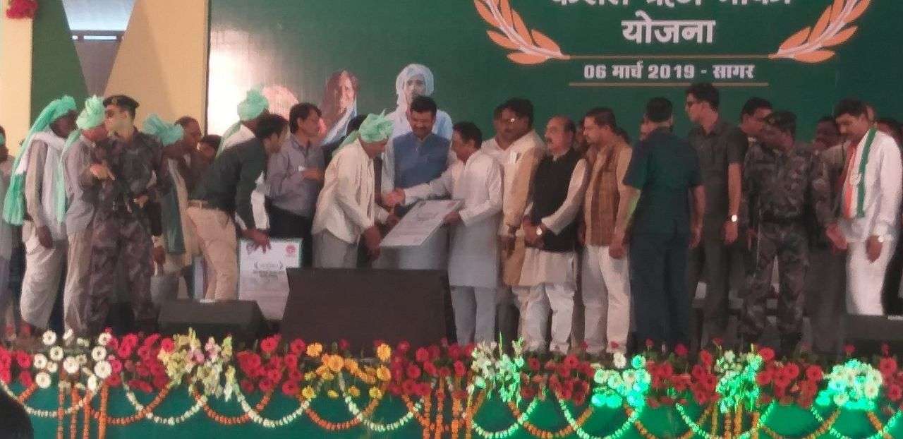सीएम कमलनाथ उड़ा रहे थे मोदी की योजनाओं की धज्जियां, यहां बीच कार्यक्रम से जनता बाहर
